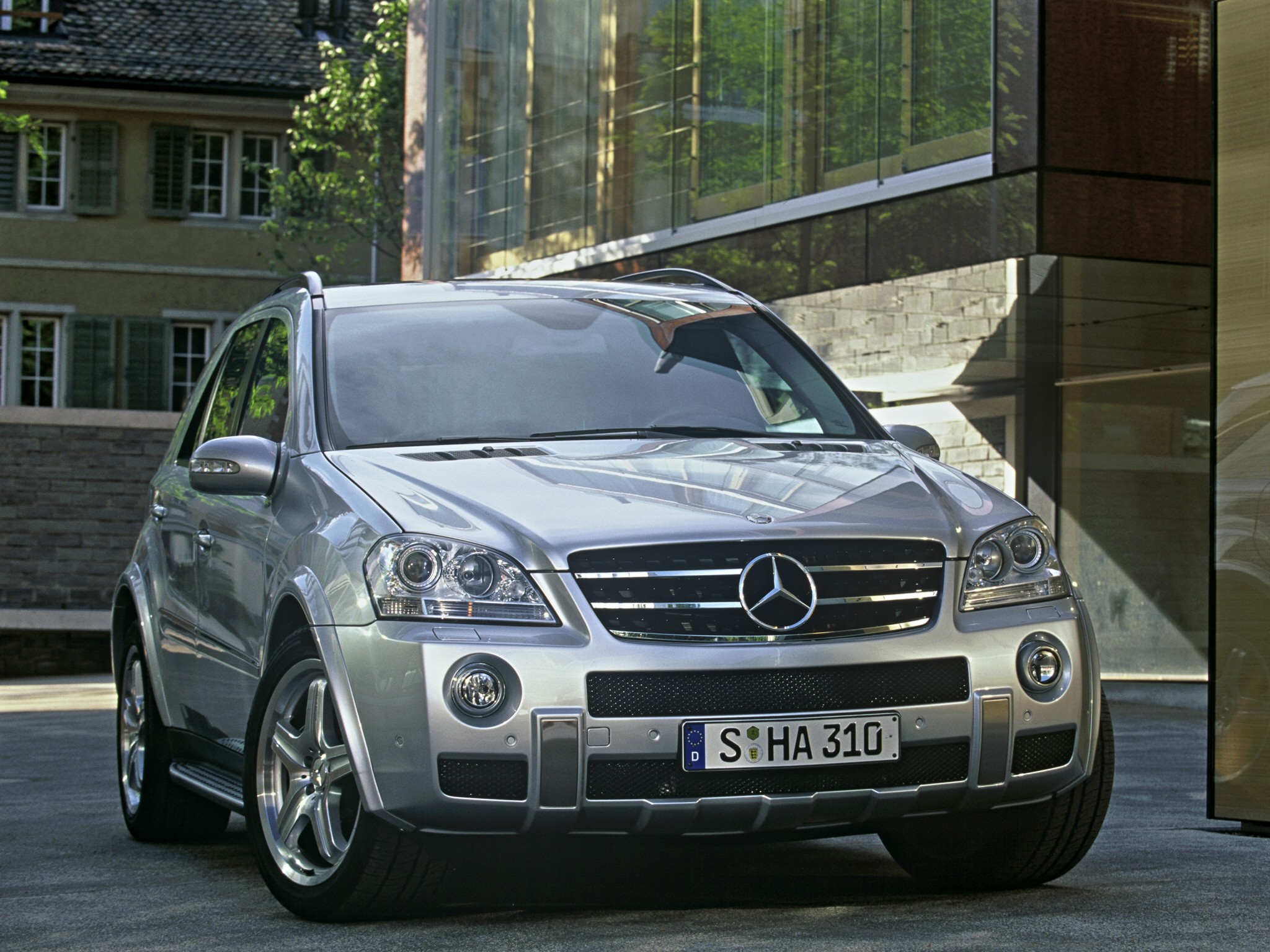 [Image: Mercedes-M-Klasse-ML63-AMG-2006-Photo-05.jpg]