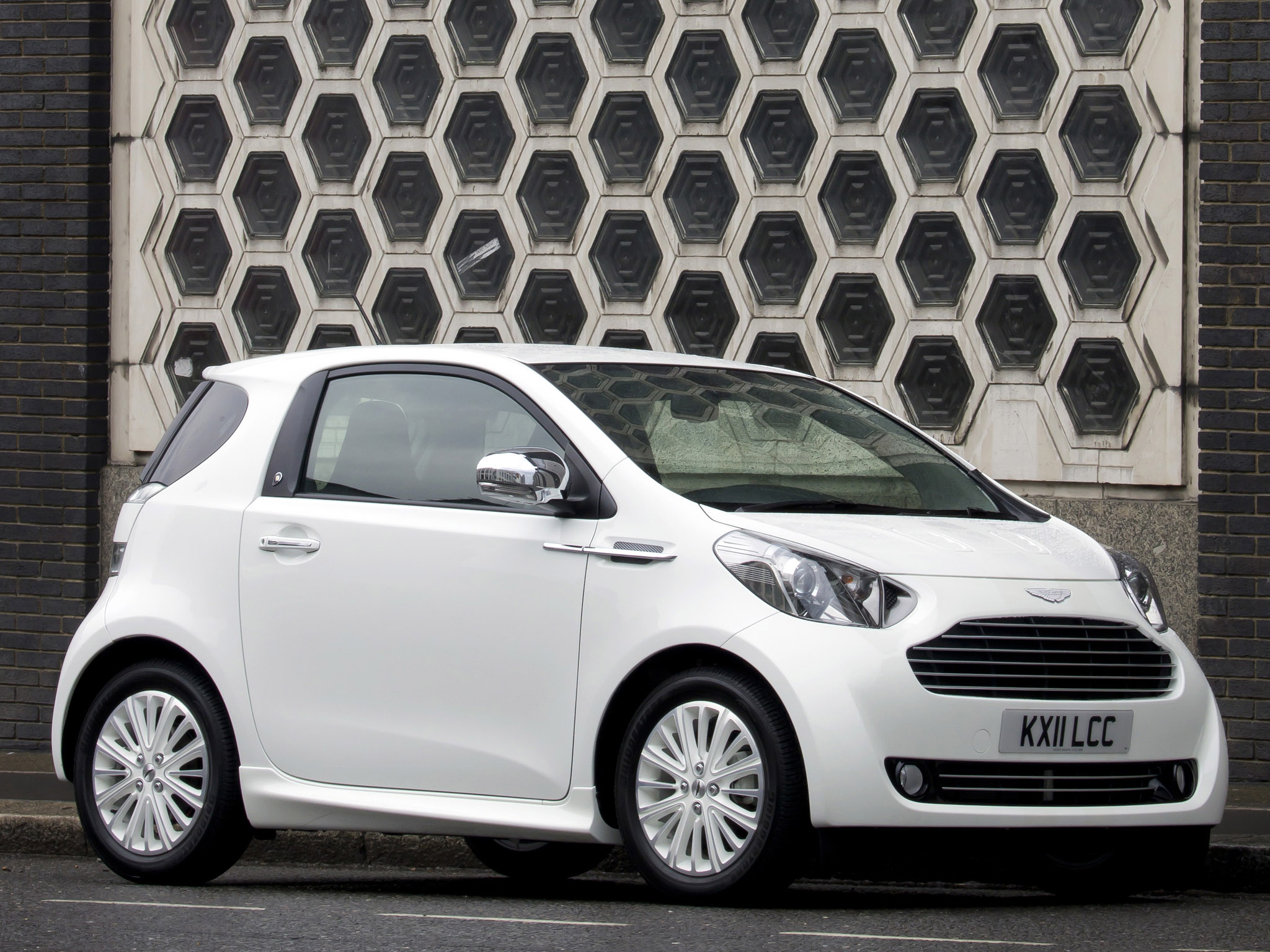 Машина Aston Martin Cygnet