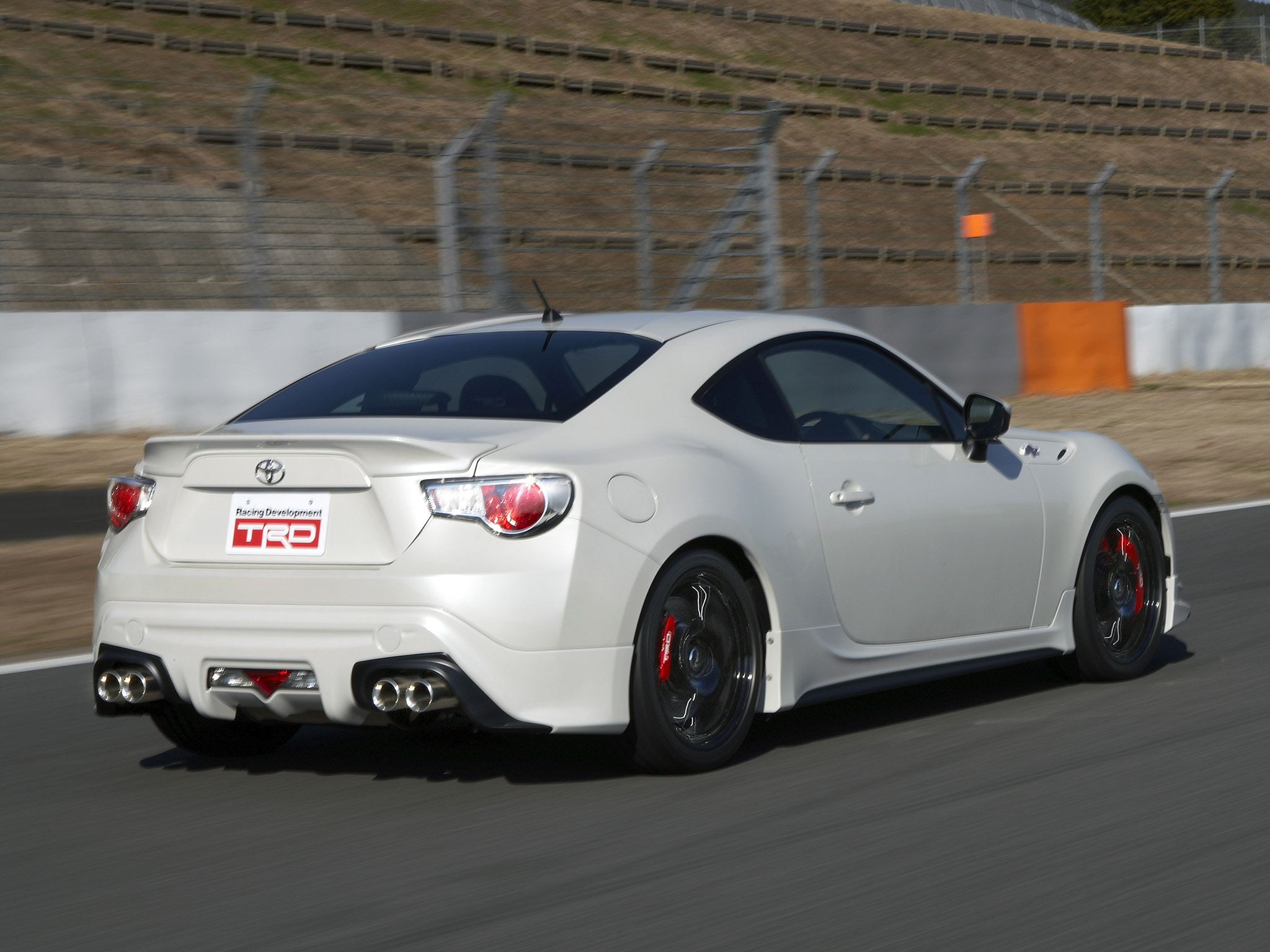 Тойота gt86 белая